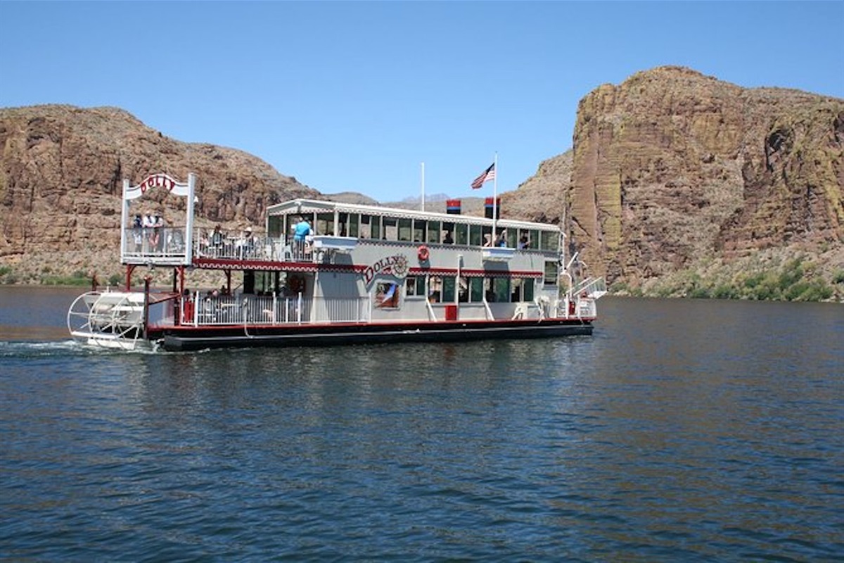 Dolly Steamboat on Canyon Lake