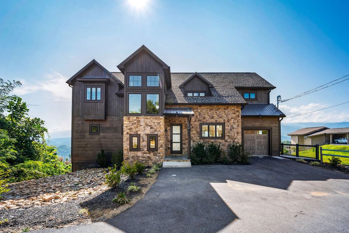 Gatlinburg Airbnb with breathtaking mountain views, spacious deck, cozy outdoor seating, and modern design. Close to downtown Gatlinburg, Pigeon Forge & Great Smoky Mountains National Park. Ideal Smoky Mountain retreat for families & couples.