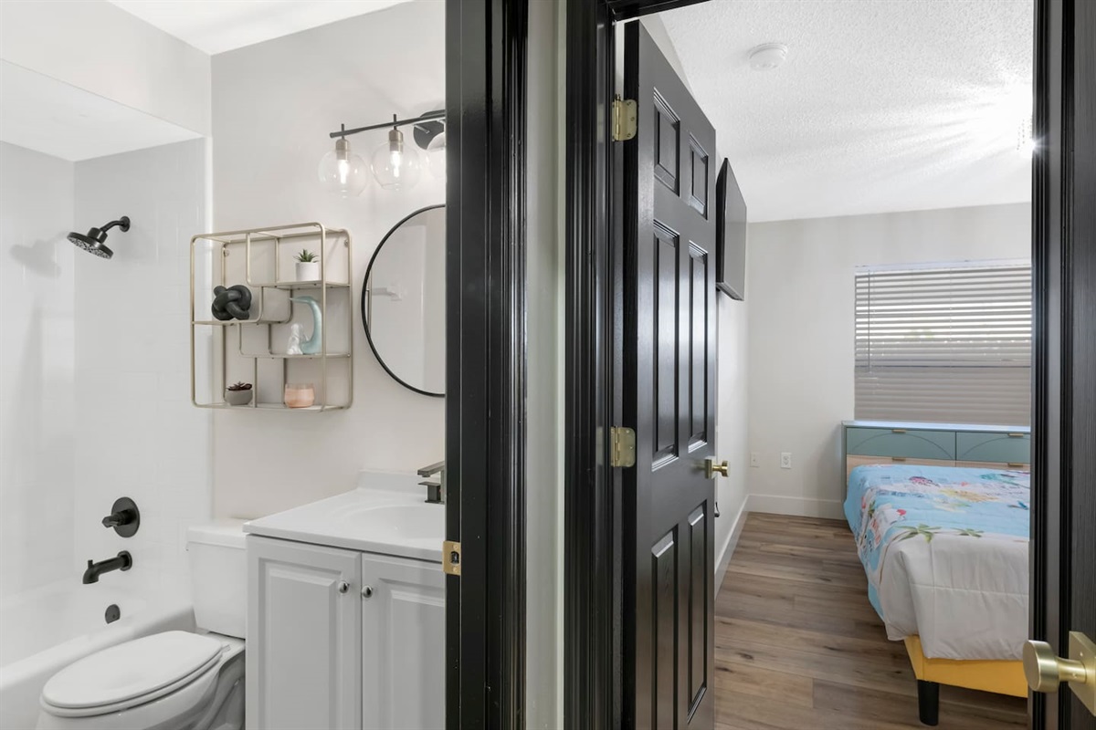 King Suite 2 with ensuite Bathroom, New Memory Foam Mattress, 40-in TV.