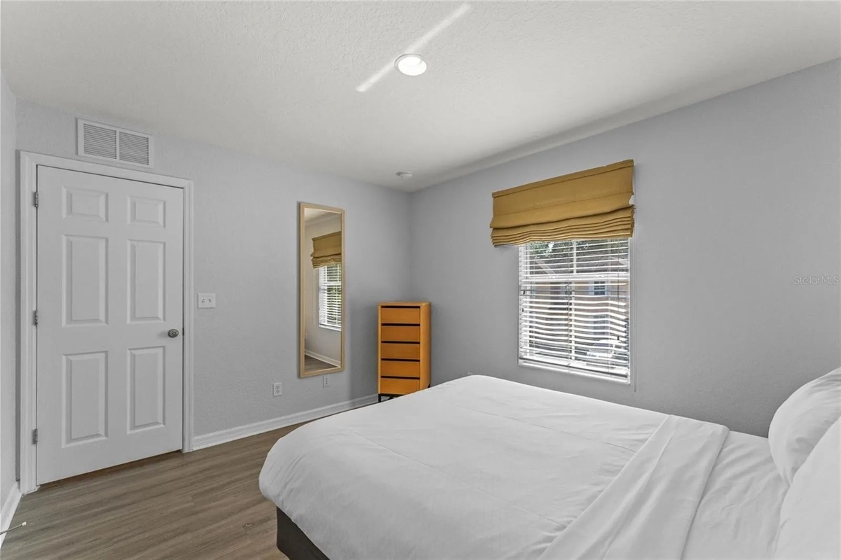 Guest bedroom (2)