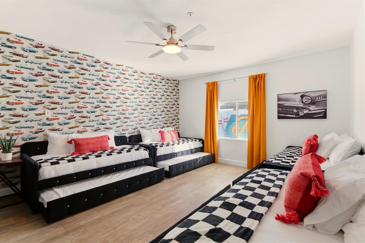 8 Twin Beds in Nostalgic Car Room