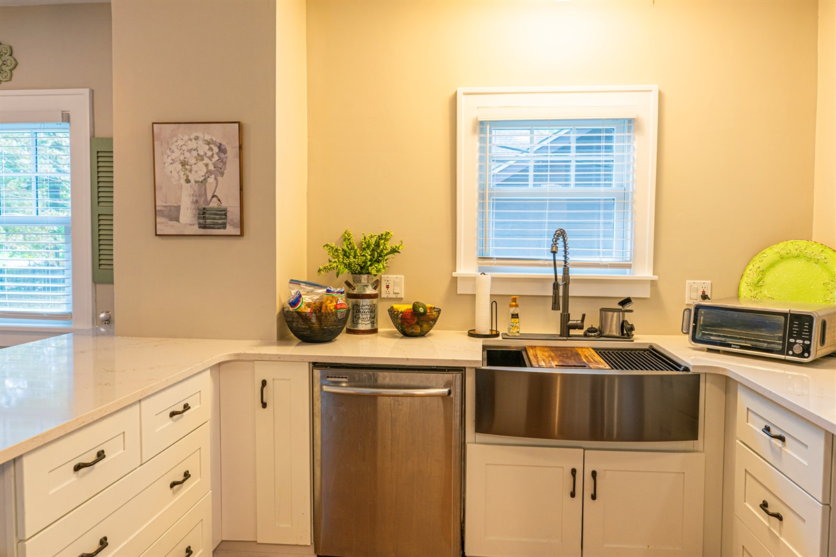 Farmhouse Sink, Dishwasher and Toaster/Air Fryer