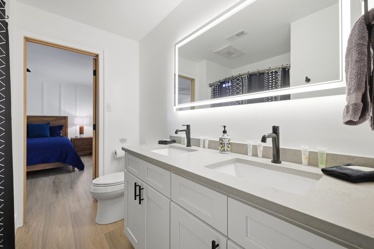 Upper Level Bathroom with Tub/Sower
