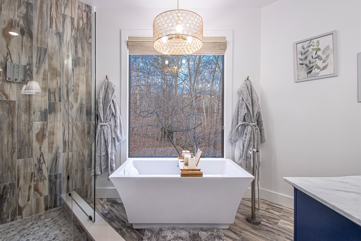 Four Oaks Soaking Tub