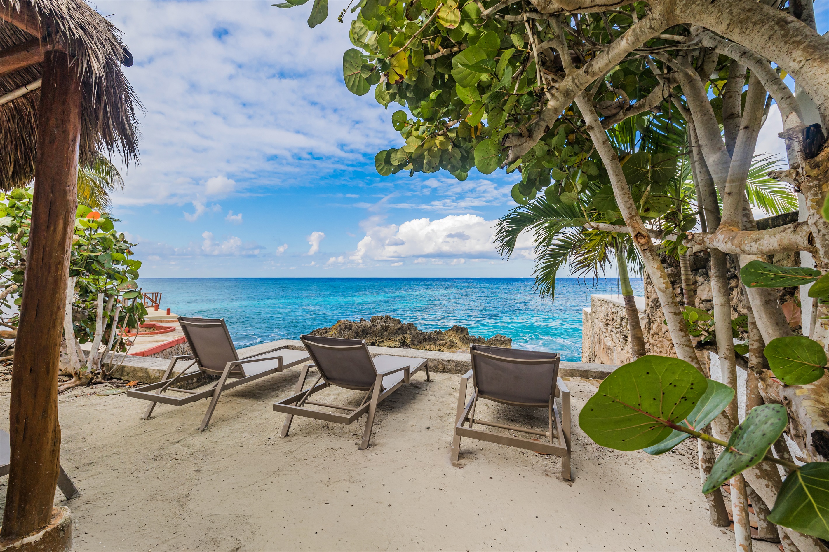 Fully Equipped Beach shared with Bungalows