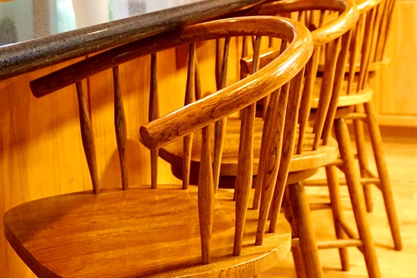 Kitchen Bar: Gather at the elegant wooden bar for meals and memorable conversations!
