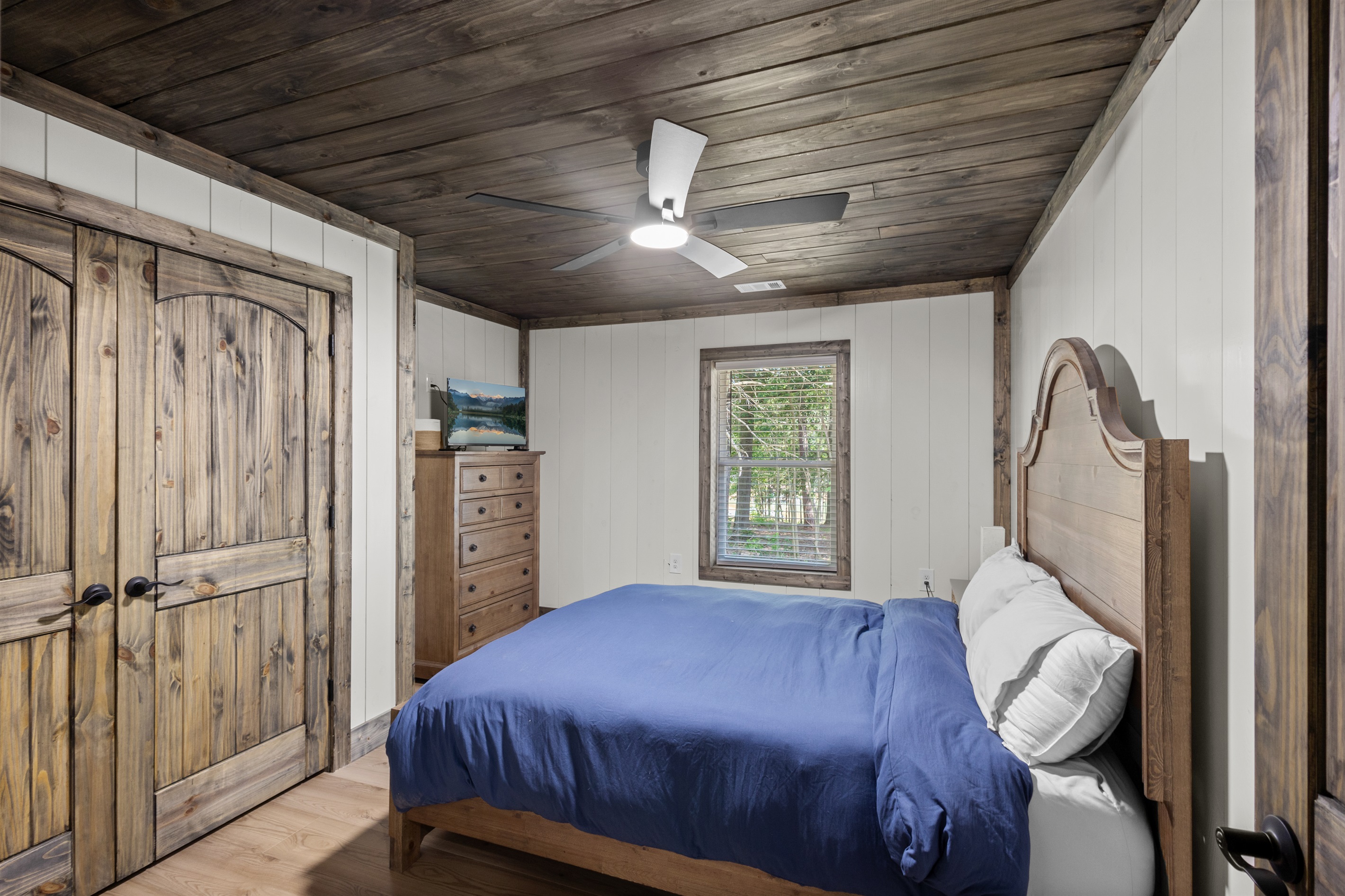 Bedroom with Queen Bed