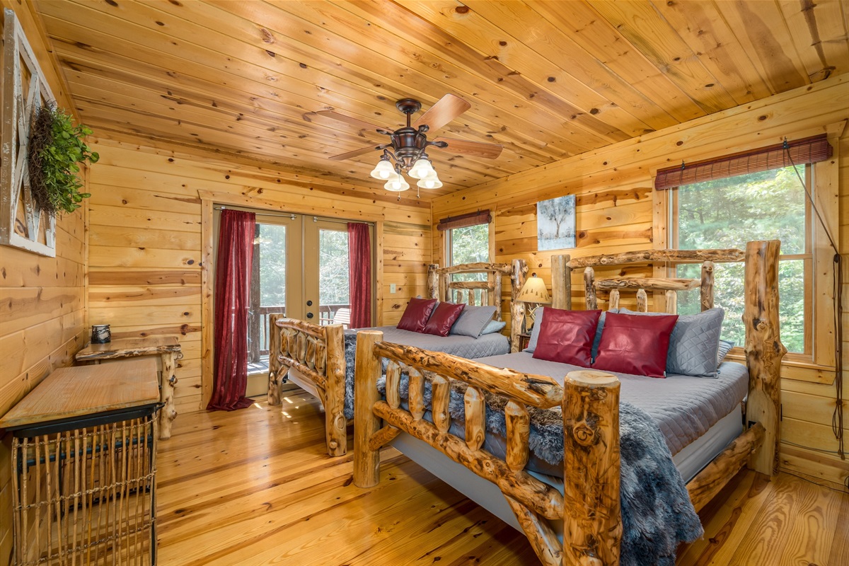 2 full size beds off kitchen/living room area with access door to screened back porch. Large walk in closet with hangers. All box springs, mattresses and pillows covered for extra protection. Linens and towlels are lint rolled each time they leave the drye