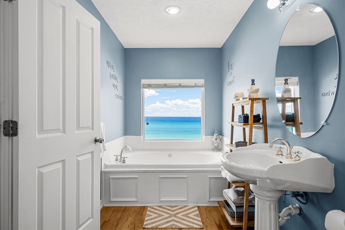 Another beachfront master up top: king bed, private balcony & Jacuzzi tub with panoramic Gulf-views. Luxury at every turn