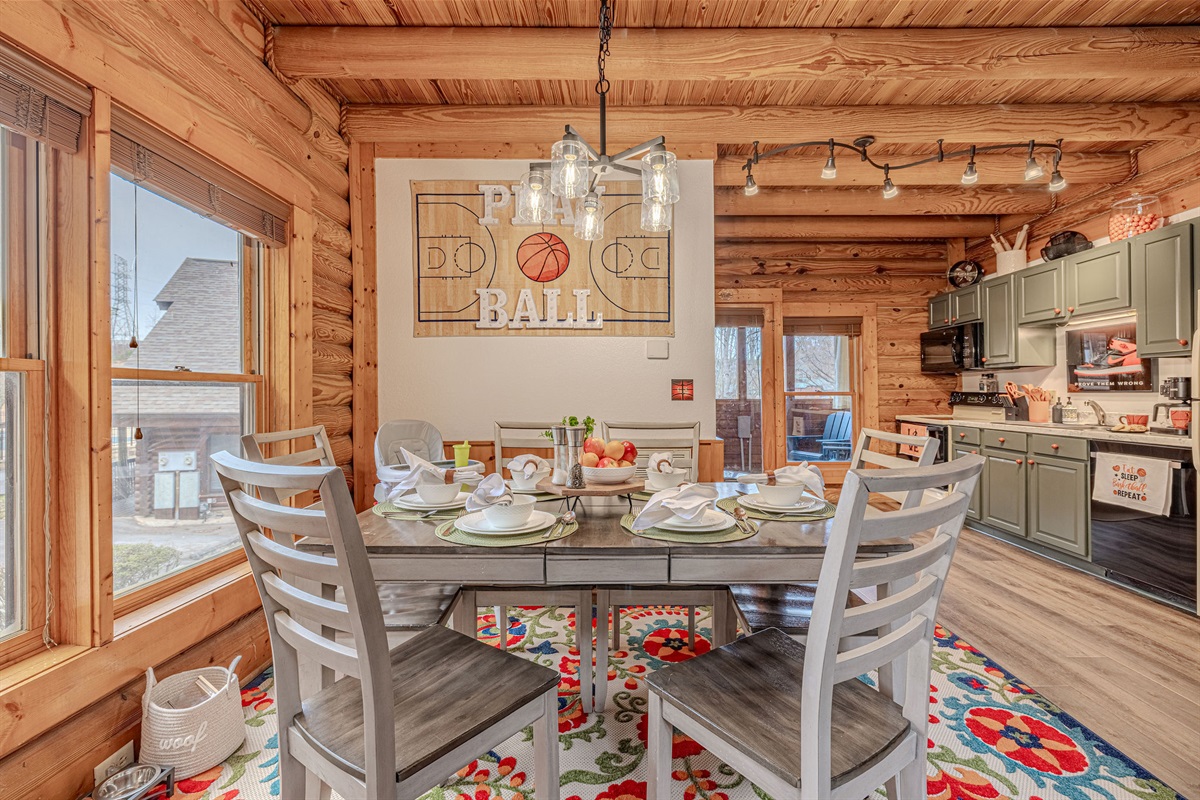 Dining area, perfect for dinners with family and friends!