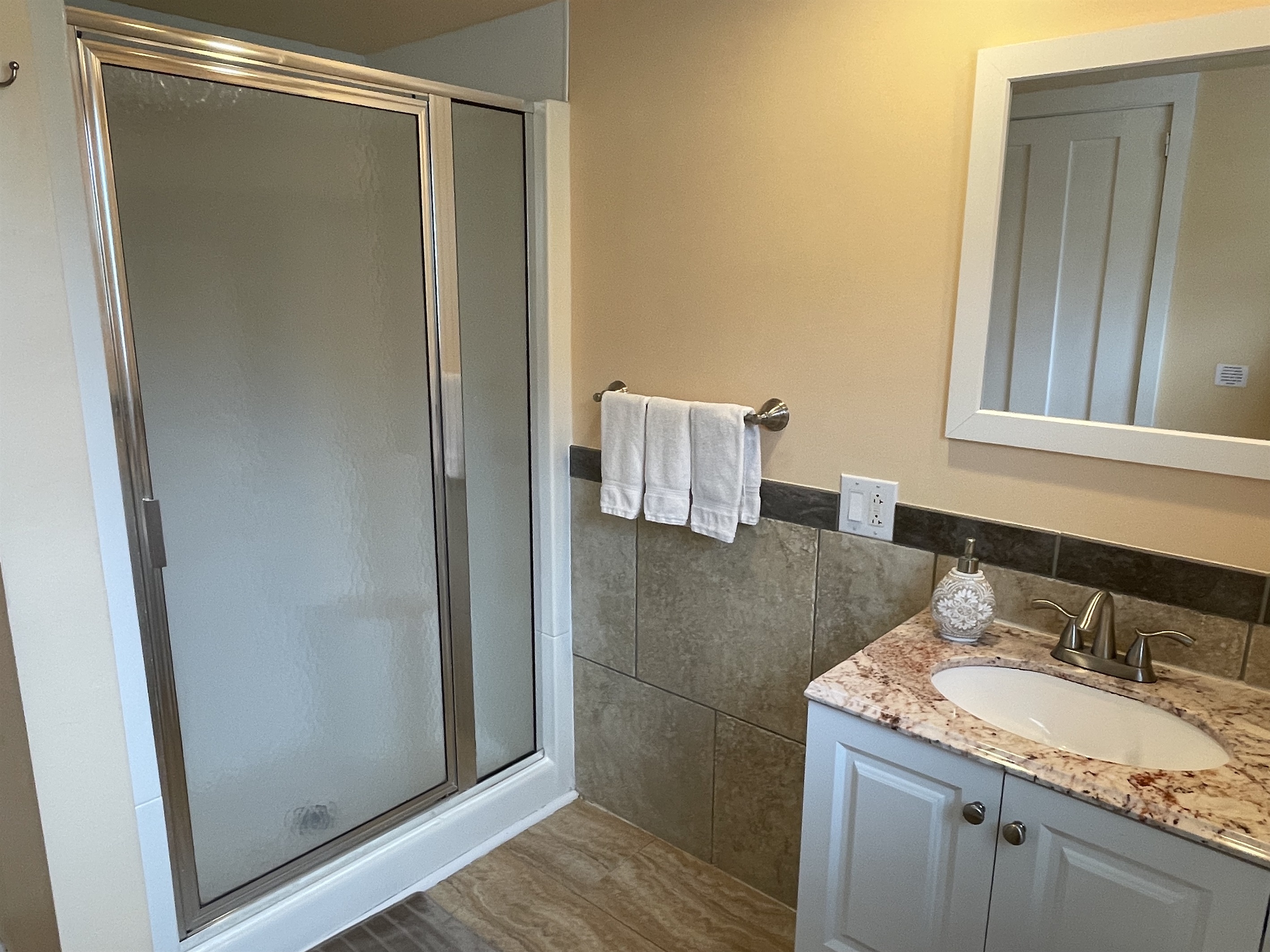 1st floor bath w/ shower