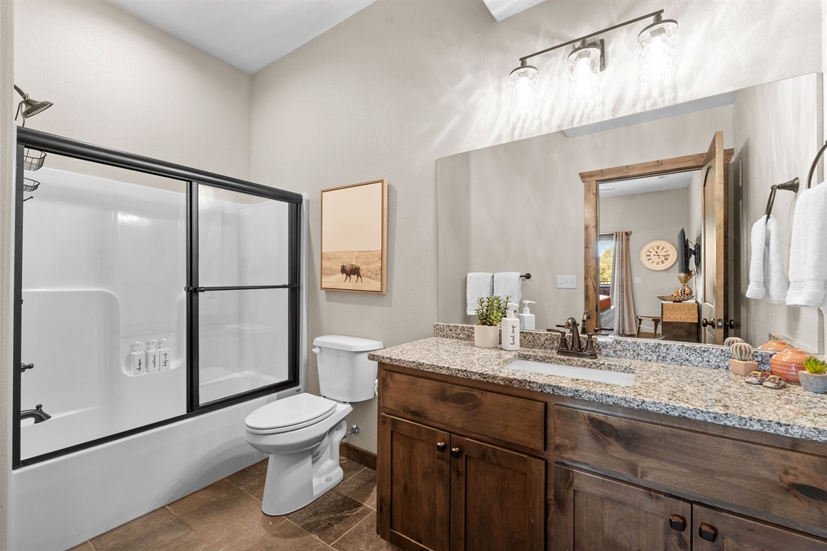 Ensuite bathroom with Queen bed