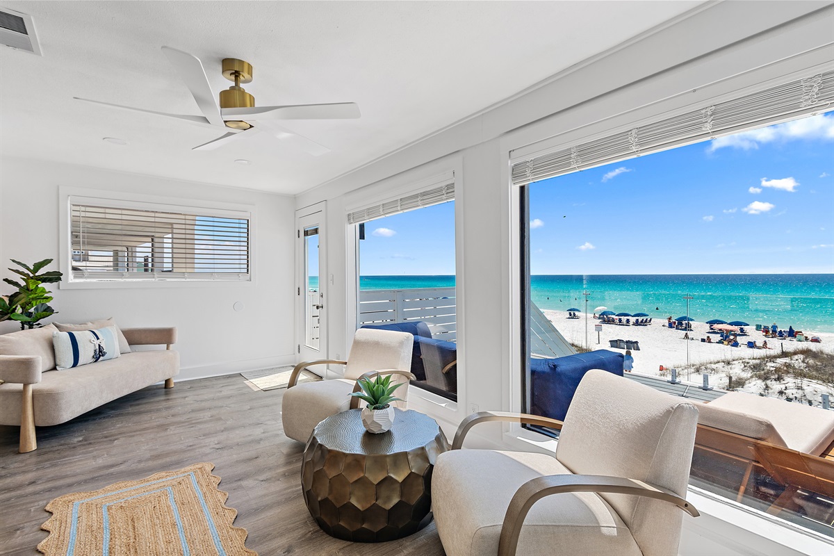 Beautiful sitting area and "Instagram Wall" at Green Reef 1 - Stylish and Gulf Views!