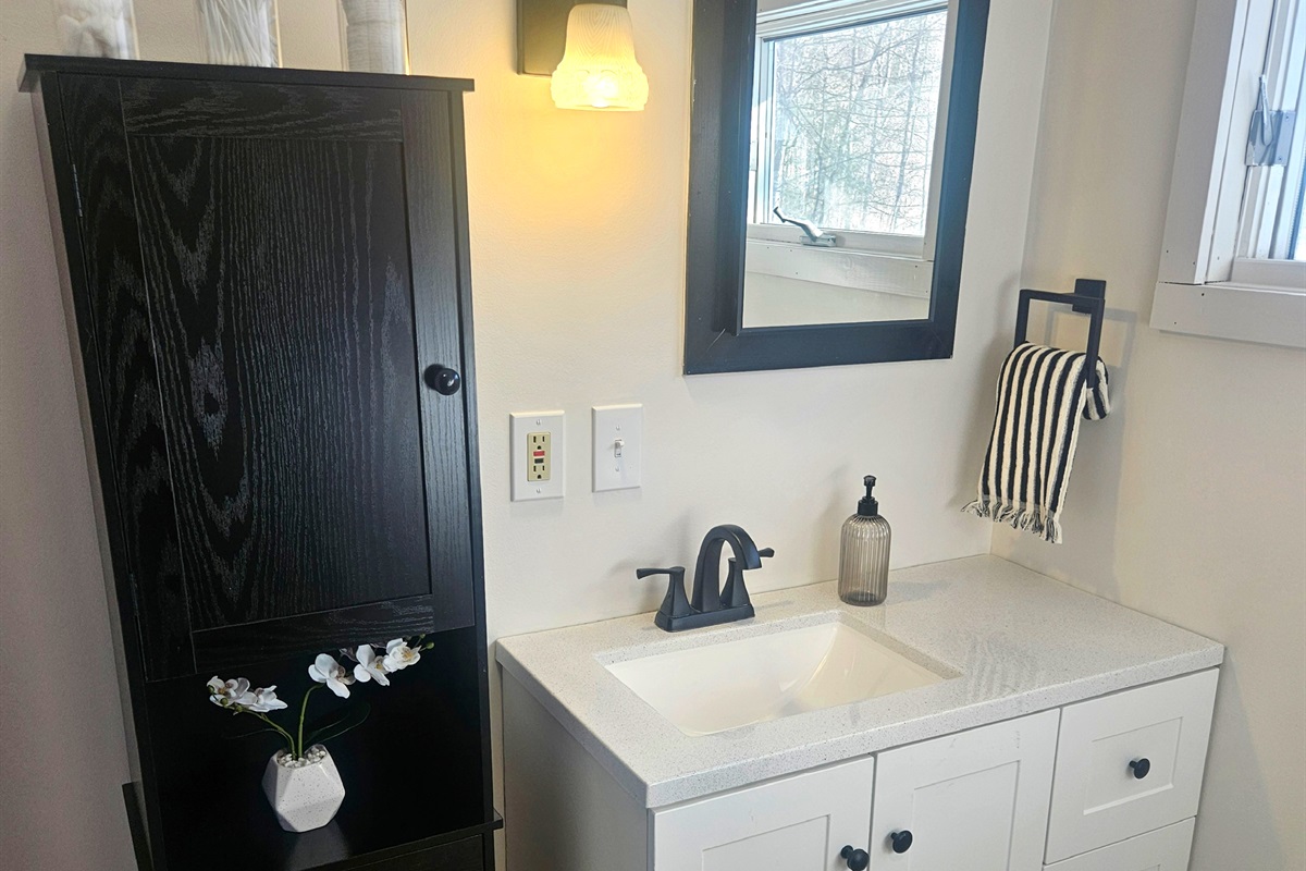 Upstairs Full Bathroom