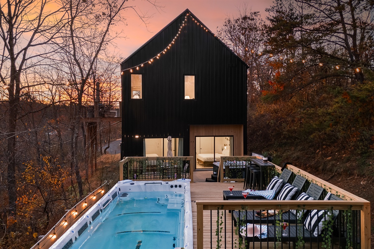 {Gallery House} Say hello to Gallery House: every bit as iconic as Glass House, with elevated design, wooded privacy, and amenities made for pure indulgence.