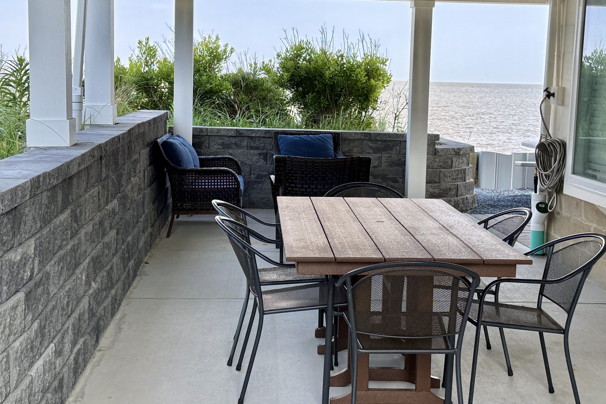 Take your meals to the next level with al fresco dining on your private, covered patio. With comfortable seating and unobstructed views of the bay, it’s the perfect setting for memorable dinners or a relaxing lunch by the water.