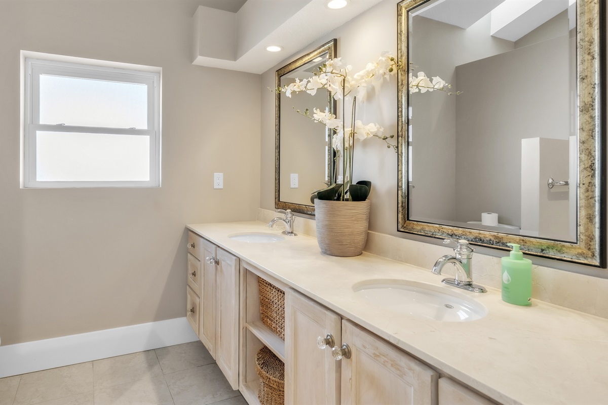Modern bathroom with walk-in shower – AMI Beach House