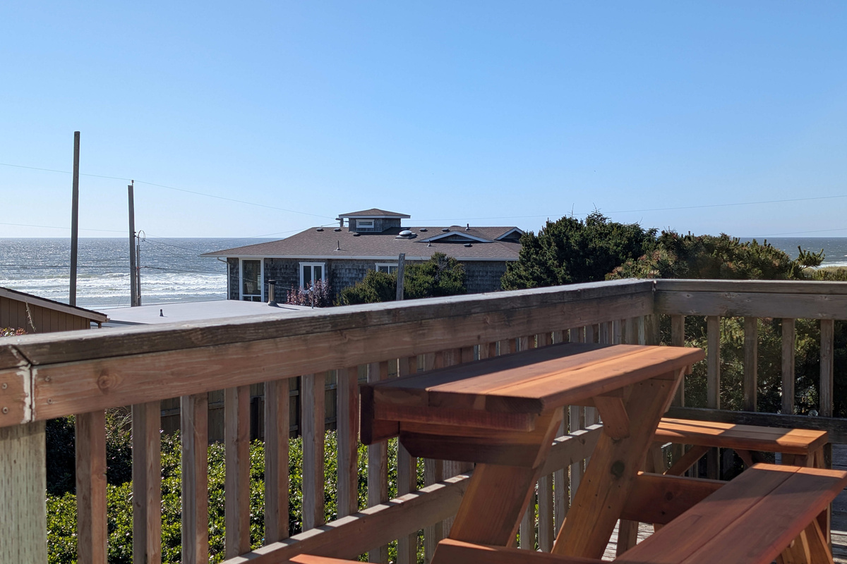 upstairs deck, relax and enjoy the view while having a cold one while sitting in the sun