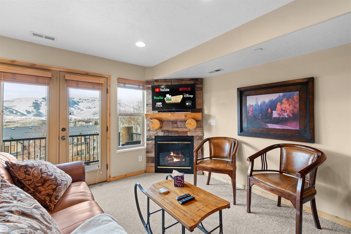 Bright and welcoming living room with mountain views and direct access to the balcony.