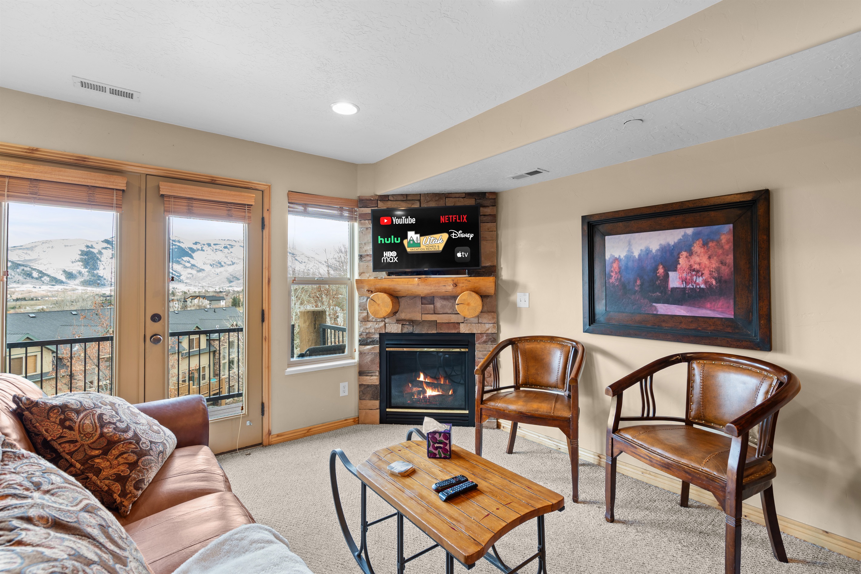 Bright and welcoming living room with mountain views and direct access to the balcony.