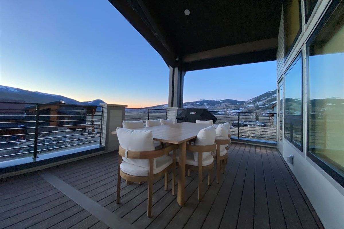 Outdoor dining on deck.