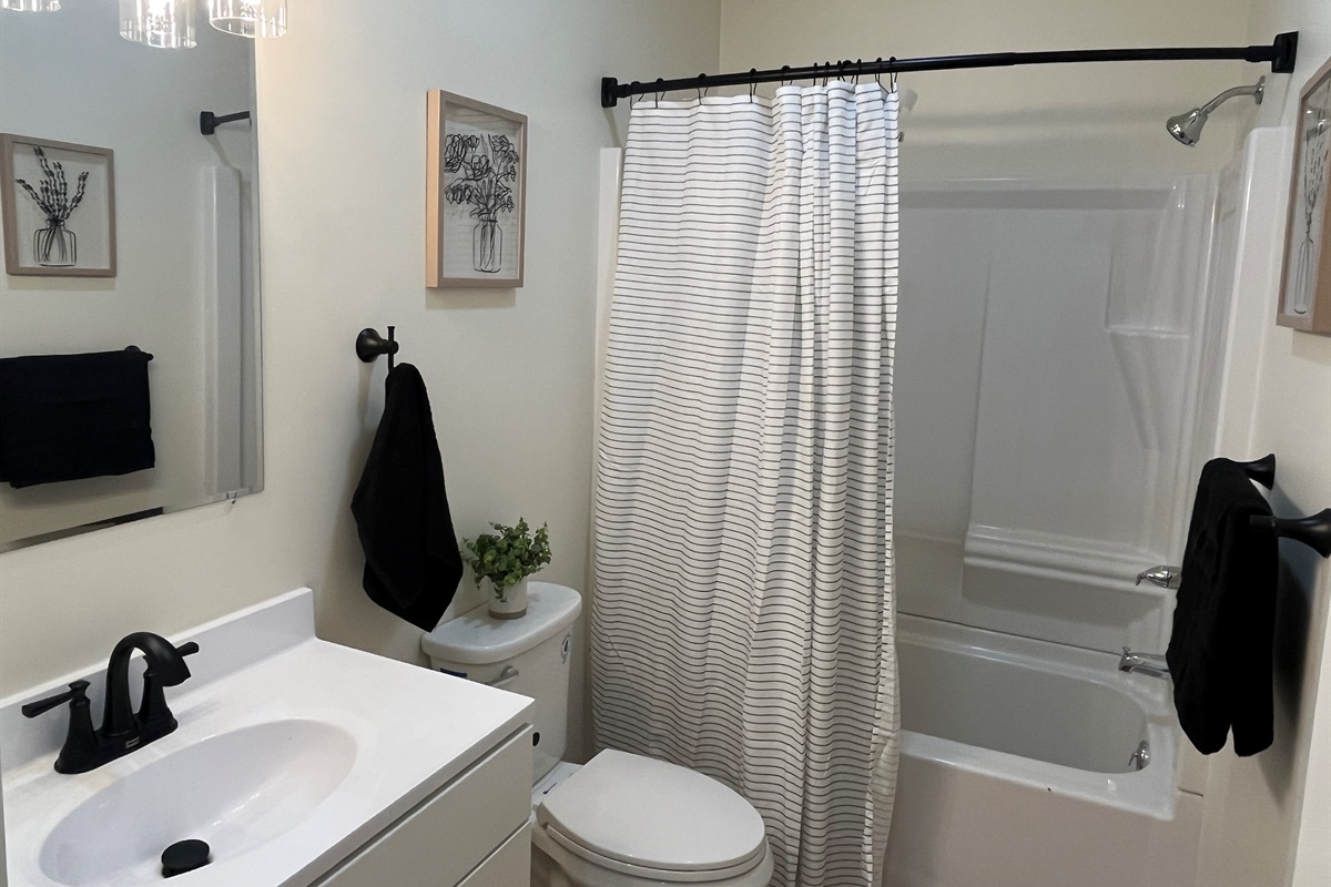 Bathroom with tub/shower