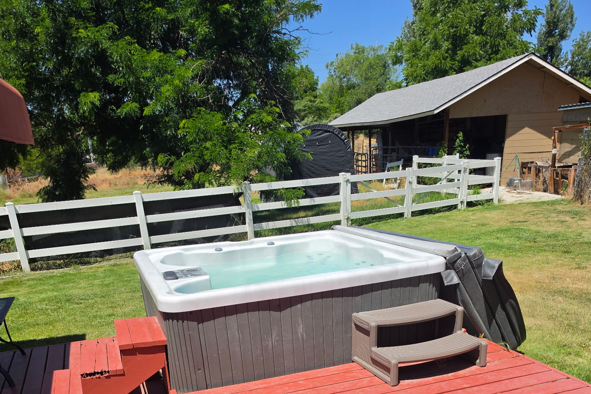 Enjoy a well-maintained hot tub in the evening while gazing up at the stars.