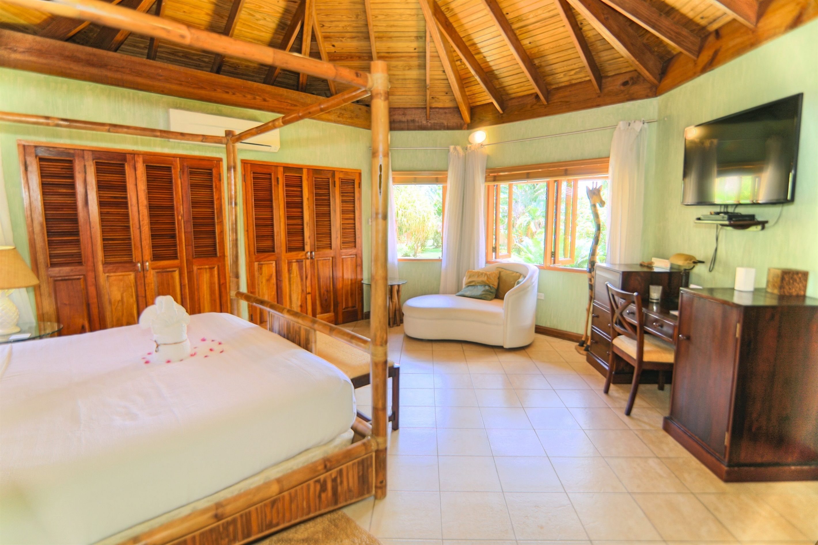 Garden View Upper-Level Bedroom: Tropical Splendour