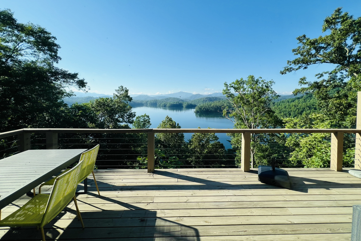 This deck was made for slow mornings, sunset dinners, and everything in between. 🌿🏔️