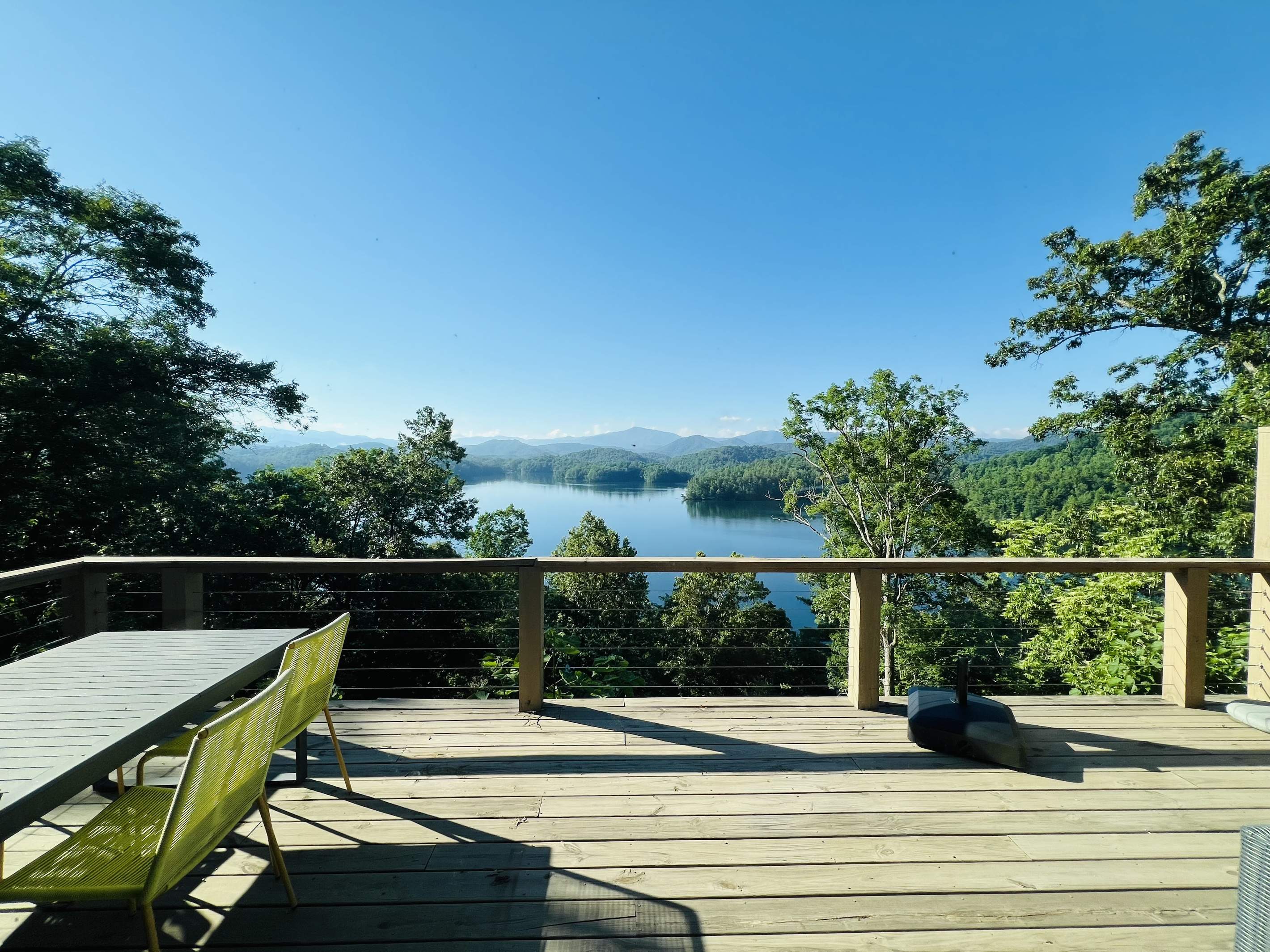 This deck was made for slow mornings, sunset dinners, and everything in between. 🌿🏔️