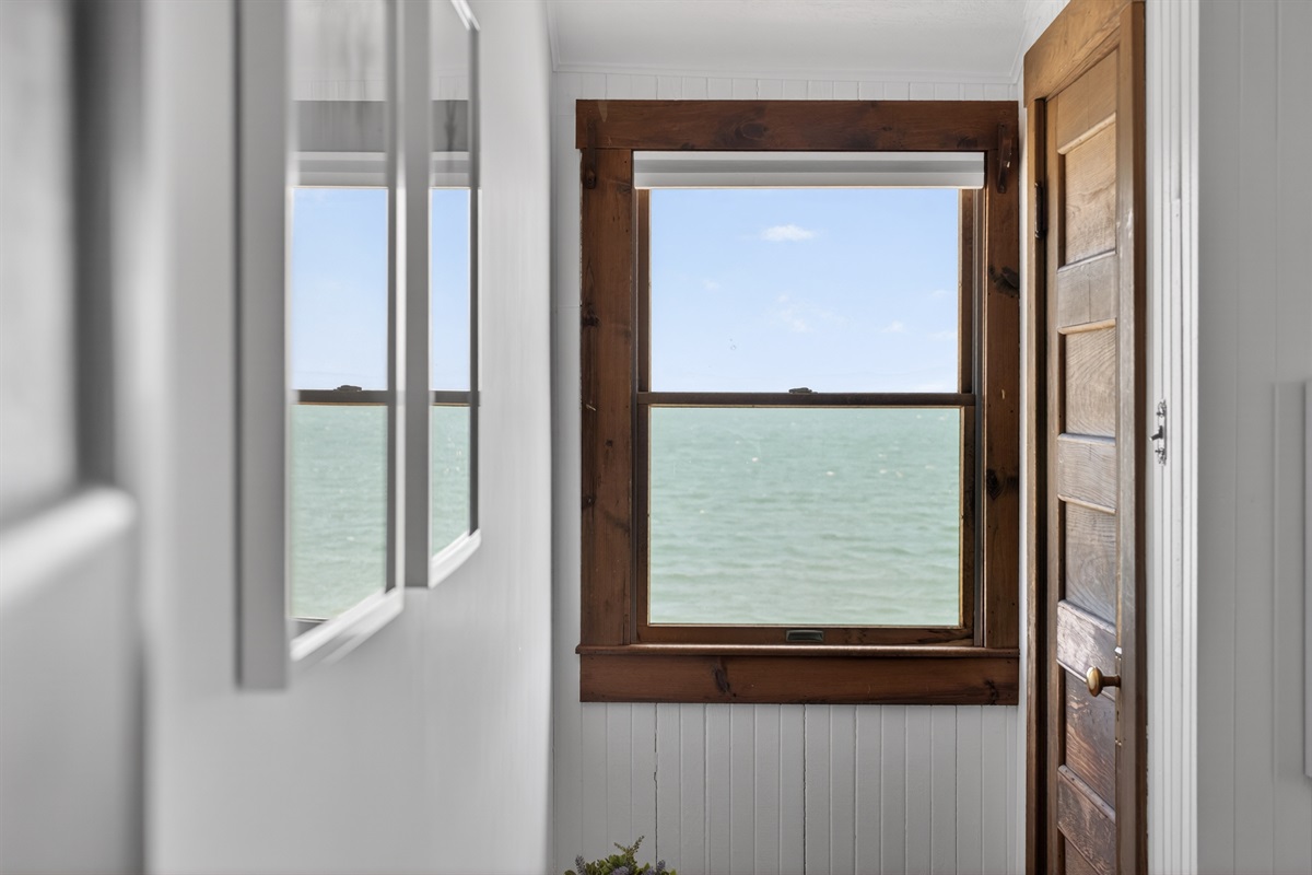 A calm retreat featuring a full bed and endless ocean scenery right outside your window. 🌴