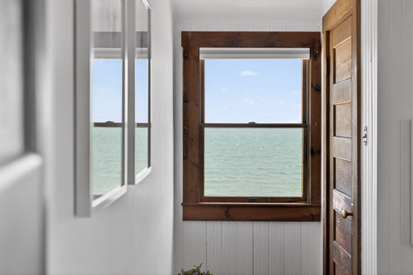 A calm retreat featuring a full bed and endless ocean scenery right outside your window. 🌴