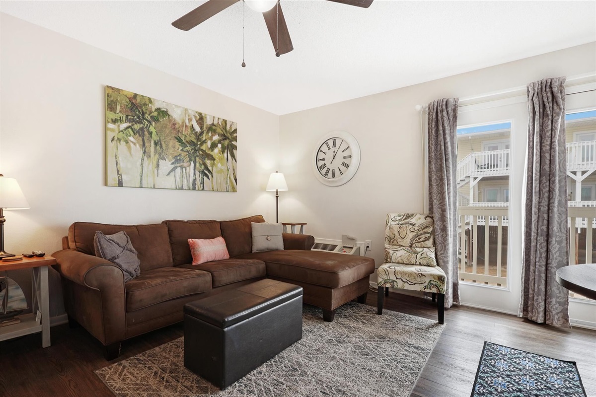 Living Area - The spacious living area features plenty of comfortable seating, and is nicely decorated to make you feel right at home.