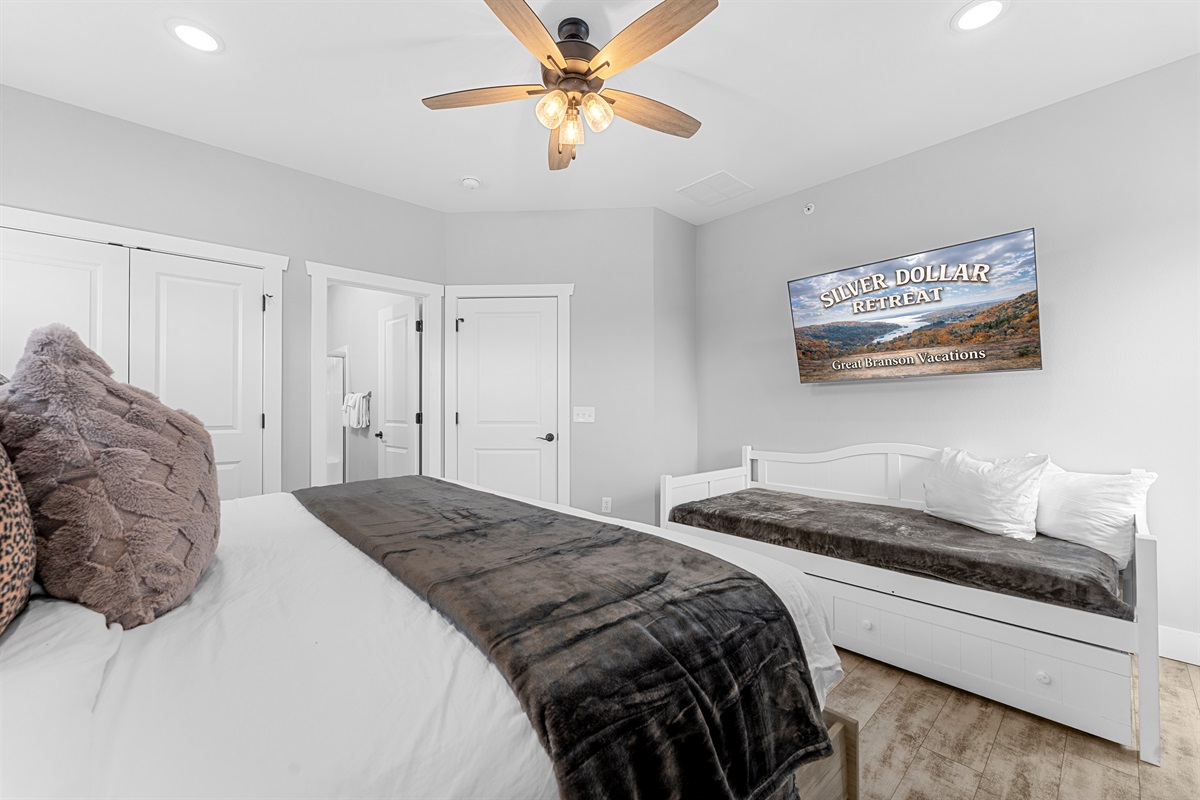 Bedroom 9 (King Suite)