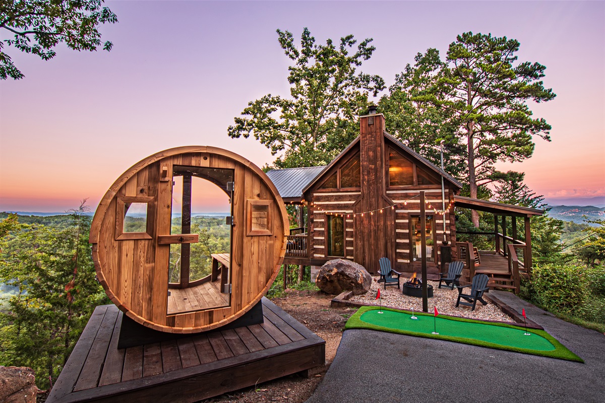 Want to feel like you're on top of the world? A stay at The Icon cabin gives expansive long & short range views of Bluff Mountain, the City of Pigeon Forge and The Great Smoky Mountains! Pinch yourself, you aren't dreaming!