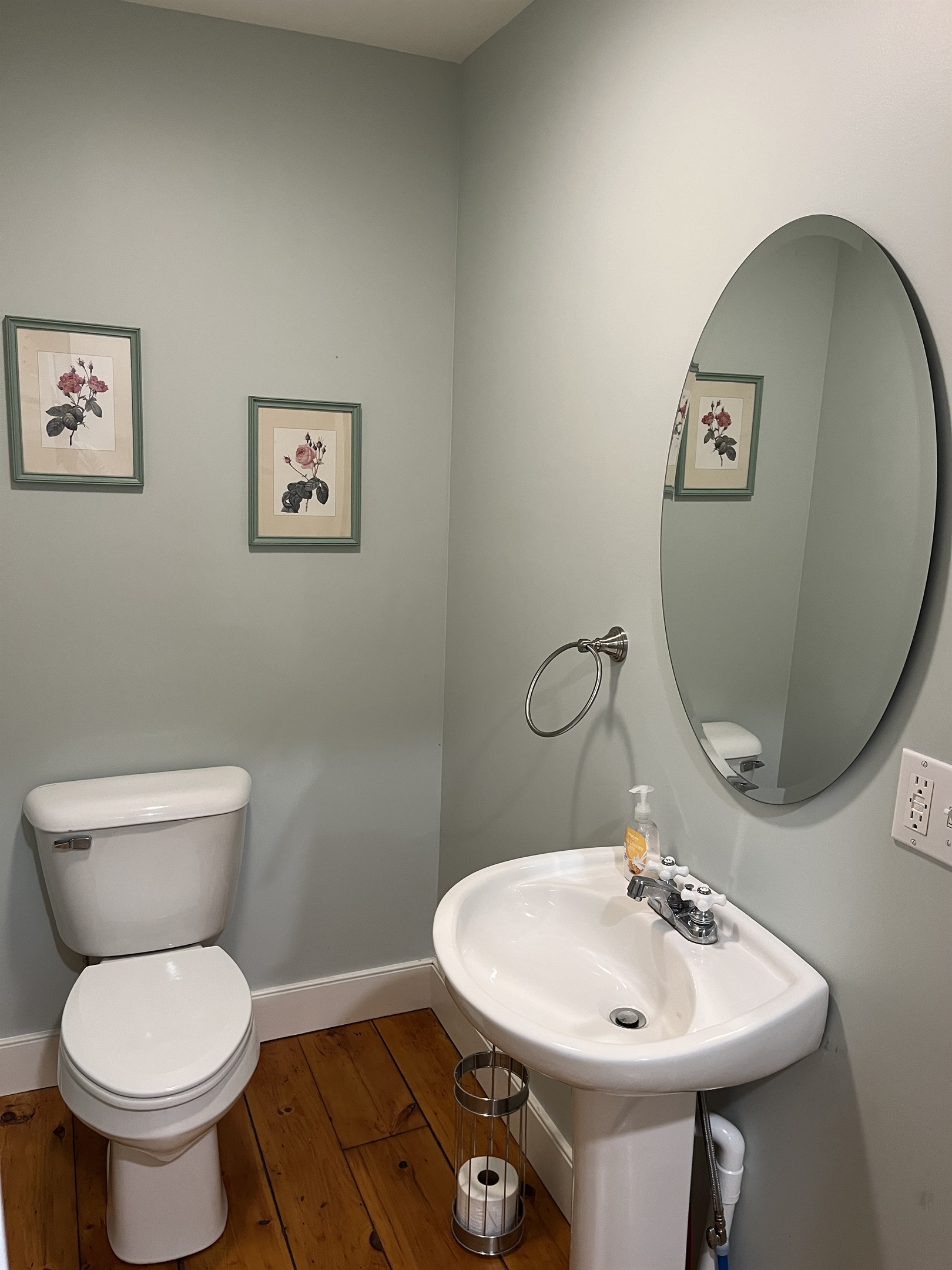 Cloverleaf Farm 1st floor half bathroom.