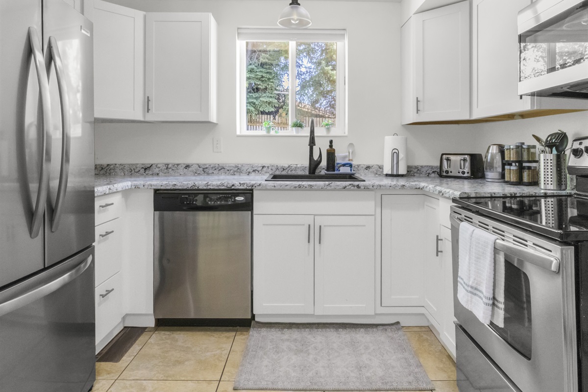 Bright kitchen with everything you'd need!