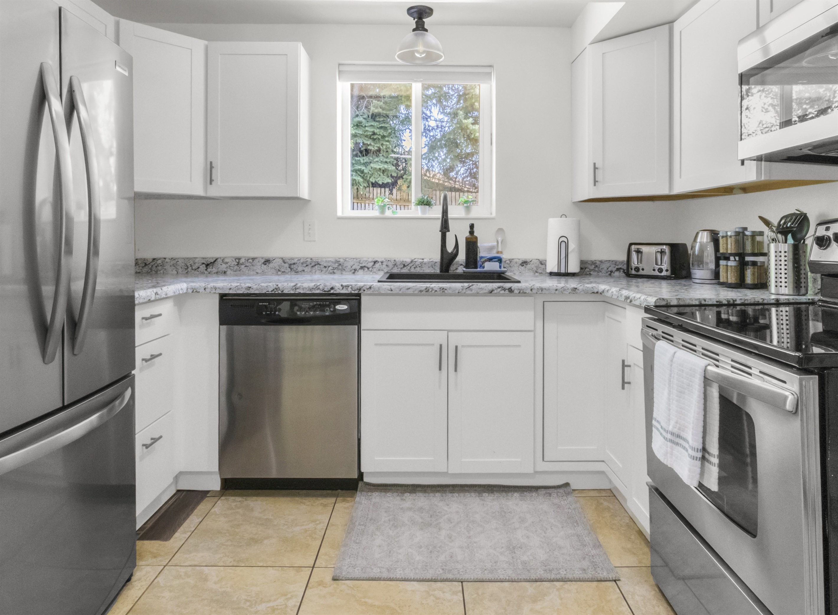 Bright kitchen with everything you'd need!
