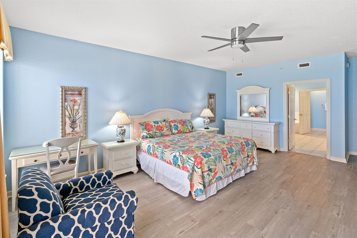 King bed in Main Bedroom