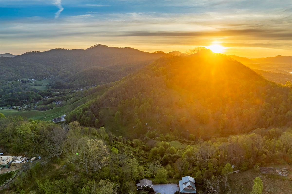 Breathtaking Views: Experience stunning sunsets over the majestic mountains from your retreat!