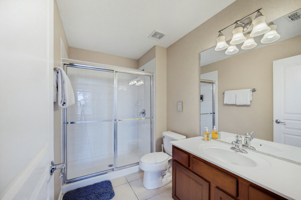 En-suite bathroom w/ walk-in shower