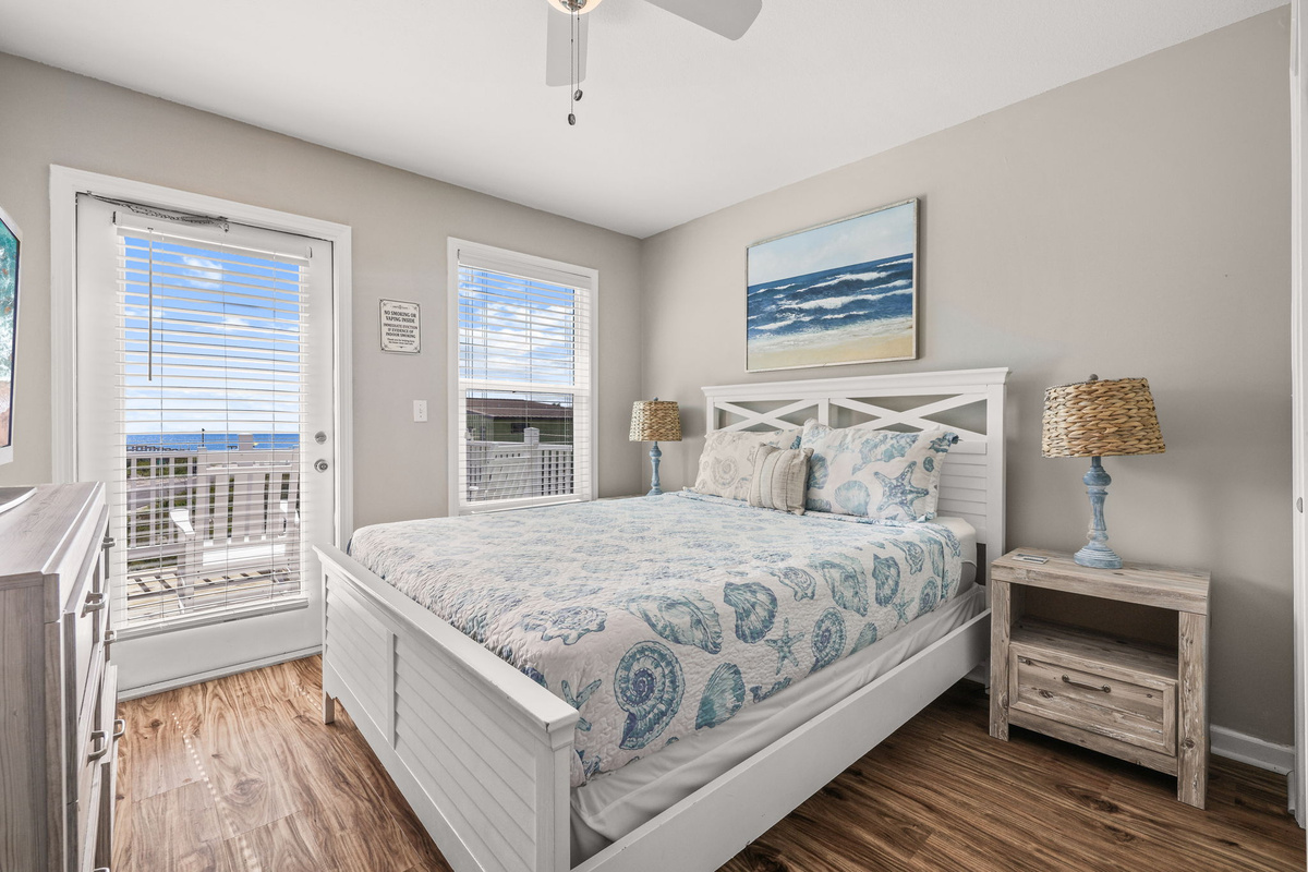 Upstairs Bedroom - Queen Bed