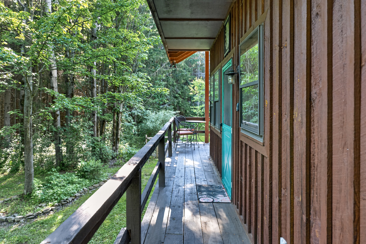 Side walkway along the cabin
