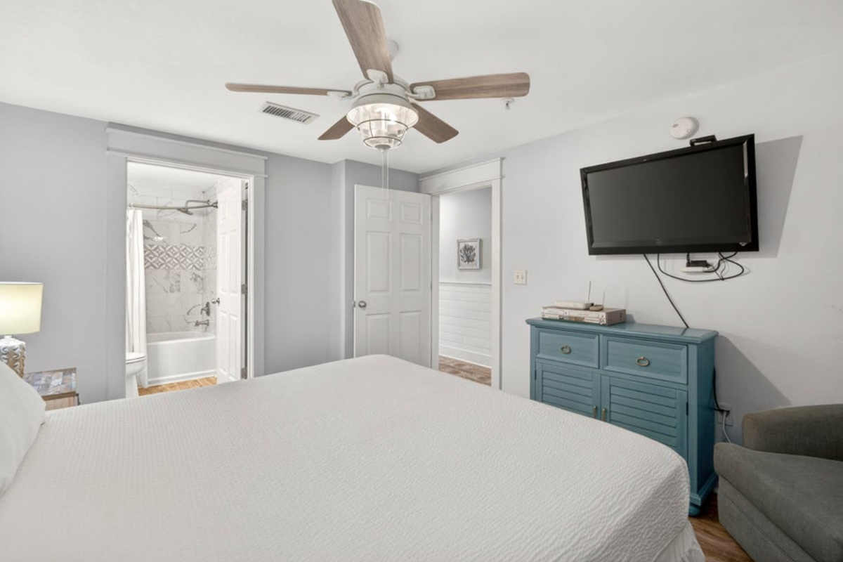 Majestic Sun B409's Master Bedroom with King Bed, Smart TV, Private Bathroom with Remodeled Shower/Tub Combo, Large Closet (sleeps 2)