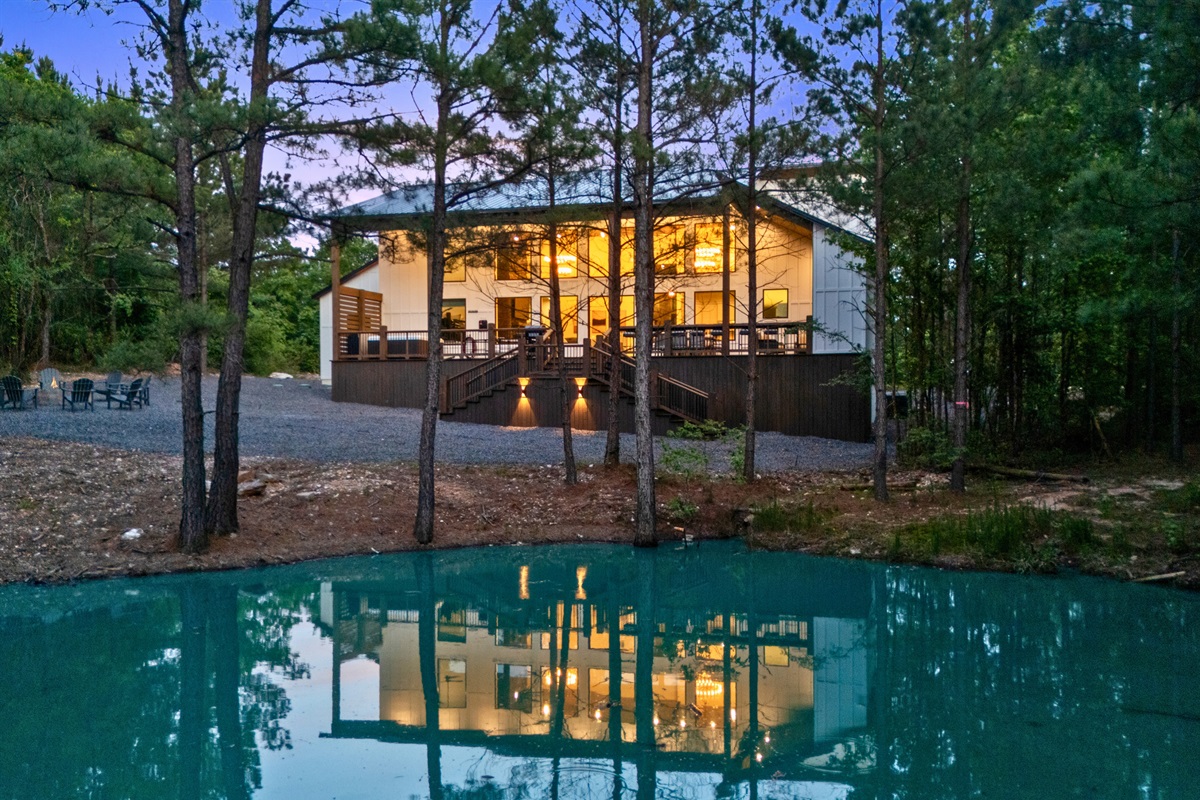 The pond and cozy cabin exterior make evenings here feel especially inviting after a day of exploring Hochatown and Broken Bow Lake.