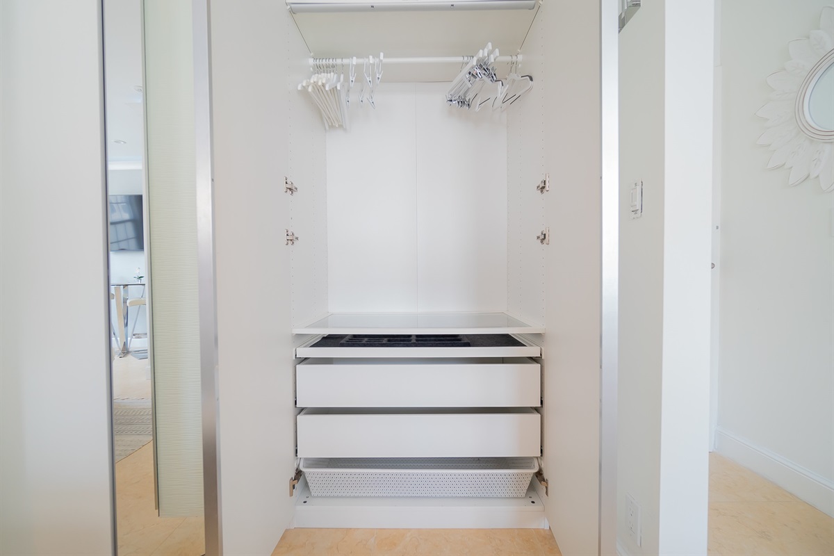 Her closet w/ jewelry drawer.His closet is to the left w/full length mirror.