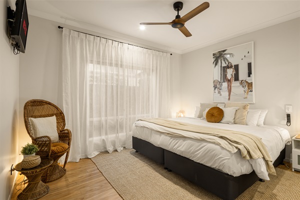 Suite 7 - Spacious ground-floor king suite (convertible to twin singles), perfectly positioned for comfort and convenience.