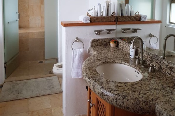 Suite III (2nd Flr) - Bathroom