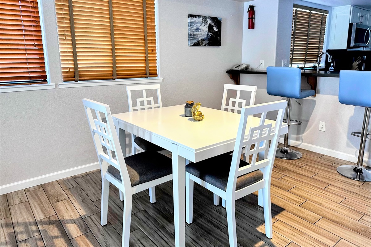 Dining area (2 additional chairs are in the unit)