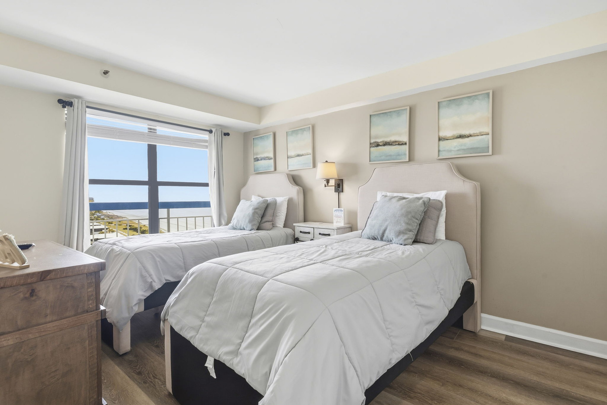 Third bedroom with two twin beds